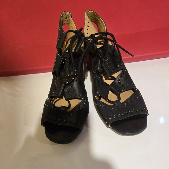 Women's Lucky Brand Black Leather Women's Heeled Sandals. - Picture 3 of 7